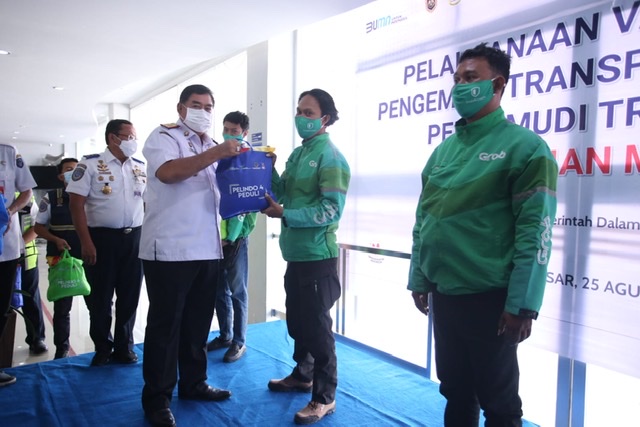 Sekda Buka Pelaksanaan Vaksinasi Bagi Pengemudi Truk dan Online di Area Pelabuhan 